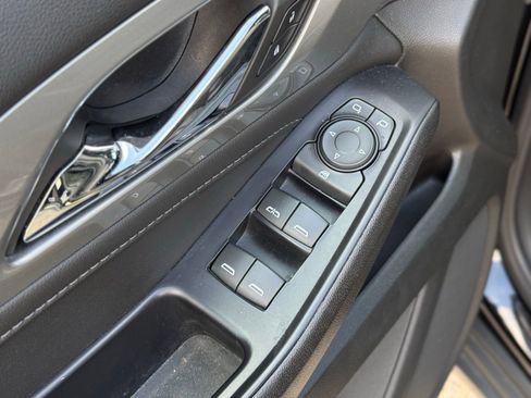 Used 2022 Chevrolet Traverse LT image 11