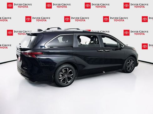 Used 2025 Toyota Sienna Platinum AWD/4WD image 5