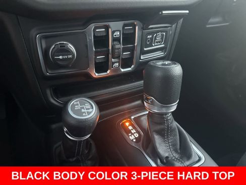 Used 2025 Jeep Wrangler Sahara image 31