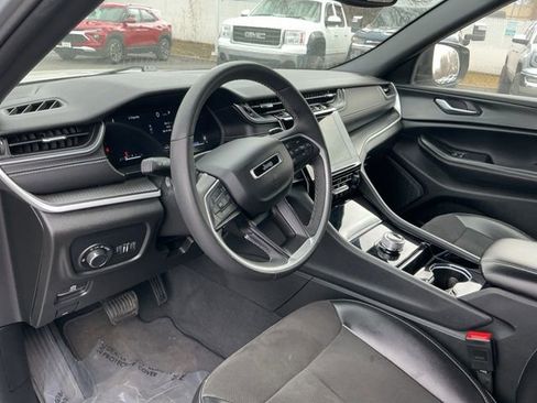 Used 2023 Jeep Grand Cherokee L Laredo image 10