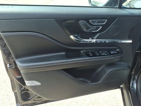 Used 2023 Lincoln Corsair FWD image 11