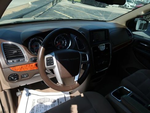 Used 2015 Chrysler Town & Country Touring w/ Driver Convenience Group image 6