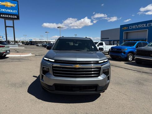 Used 2025 Chevrolet Traverse LT image 2