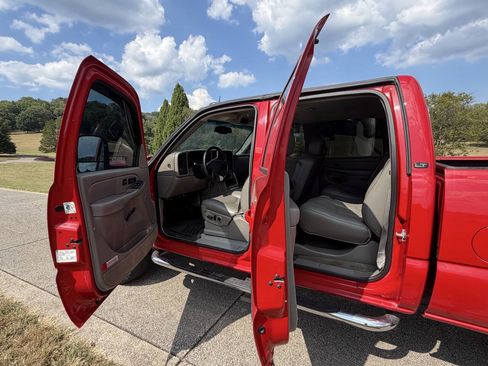 Used 2005 Chevrolet Silverado 2500 LT w/ Heavy-Duty Power Package AWD/4WD image 9