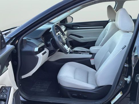 Used 2023 Nissan Altima 2.5 SV w/ SV Premium Package image 13