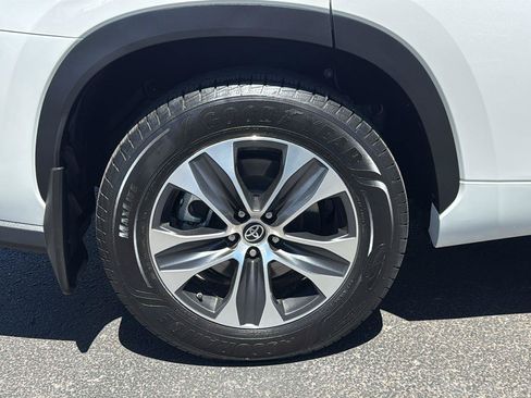 Used 2024 Toyota Highlander XLE AWD/4WD image 10