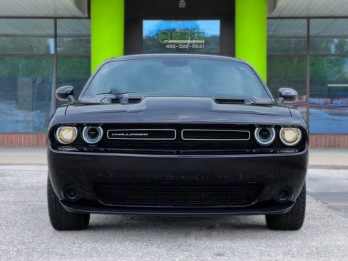 Used 2019 Dodge Challenger SXT image 2