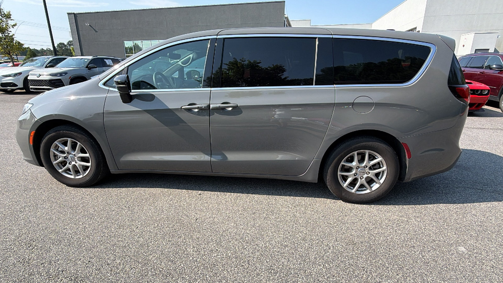 Used 2025 Chrysler Pacifica Select FWD image 11