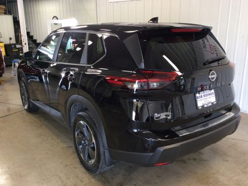 Used 2024 Nissan Rogue SV image 3