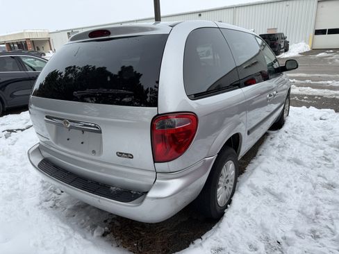 Used 2005 Chrysler Town & Country image 6