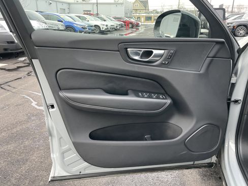 Used 2025 Volvo XC60 B5 Plus image 38