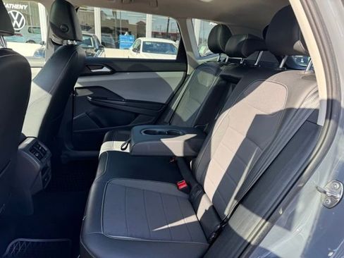 Certified 2023 Volkswagen Taos SE w/ Panoramic Sunroof Package image 10
