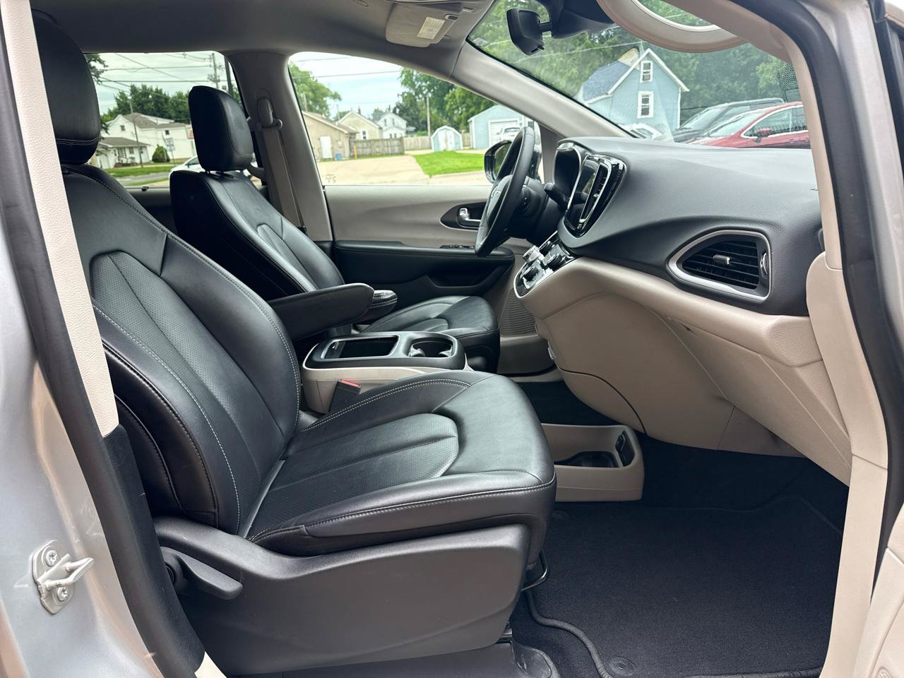 Used 2024 Chrysler Pacifica Touring-L FWD image 25