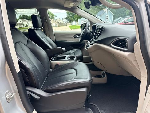 Used 2024 Chrysler Pacifica Touring-L FWD image 25