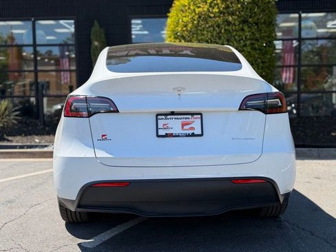 Used 2022 Tesla Model Y Long Range image 12