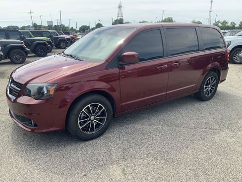 Used 2018 Dodge Grand Caravan SXT w/ Blacktop Package FWD image 4