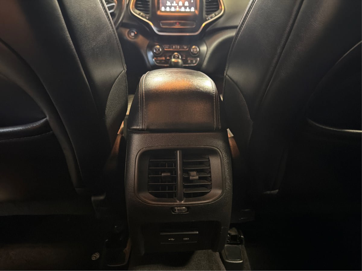Used 2019 Jeep Cherokee Latitude Plus w/ Cold Weather Group AWD/4WD image 24