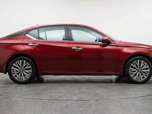 Used 2025 Nissan Altima 2.5 SV FWD image 11