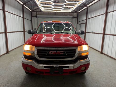 Used 2005 GMC Sierra 3500 SLT w/ Heavy-Duty Power Package AWD/4WD image 2