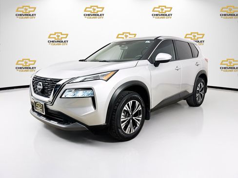 Used 2023 Nissan Rogue SV FWD image 3