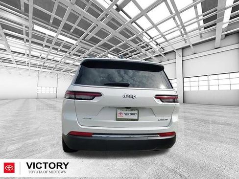 Used 2023 Jeep Grand Cherokee L Laredo image 4