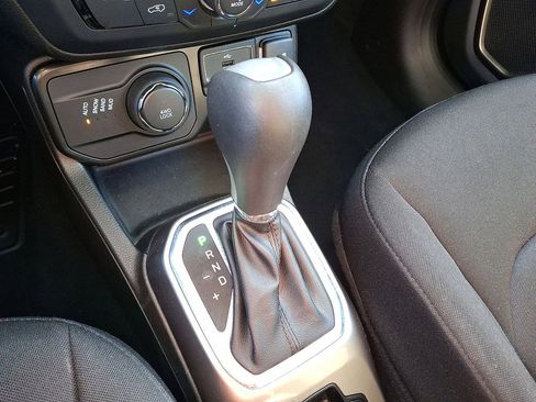 Certified 2022 Jeep Renegade Latitude w/ Convenience Group image 12