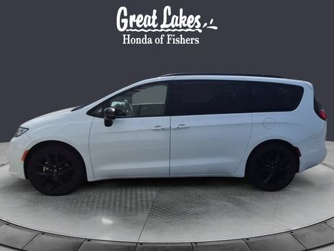 Used 2025 Chrysler Pacifica Limited FWD image 2