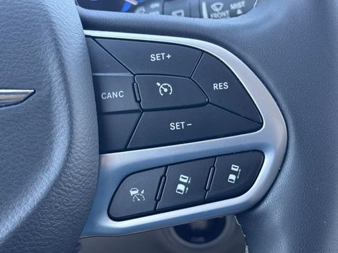 Used 2023 Chrysler Pacifica Touring-L FWD image 25