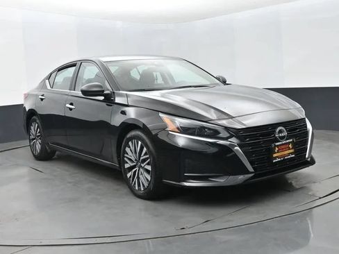 Used 2024 Nissan Altima 2.5 SV FWD image 2