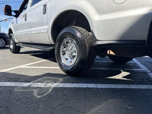 Used 2004 Ford Excursion XLT image 6