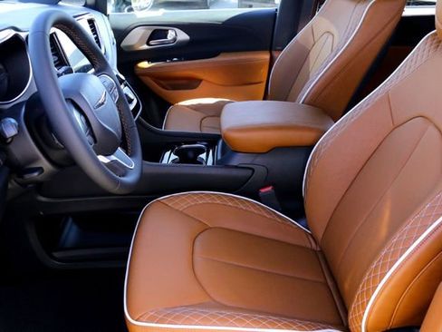 New 2026 Chrysler Pacifica Pinnacle image 9