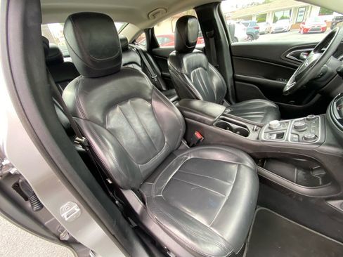 Used 2017 Chrysler 200 Limited Platinum image 29