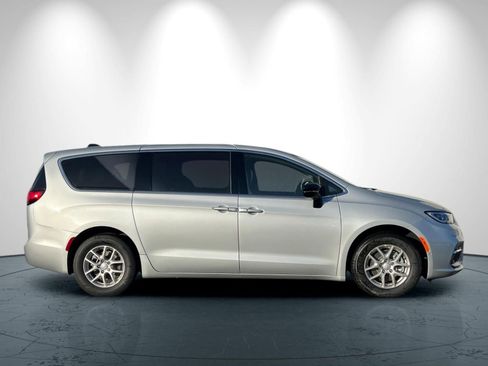 New 2026 Chrysler Pacifica Select image 3