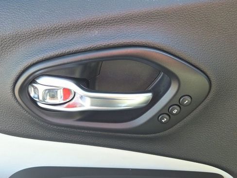 Used 2019 Jeep Cherokee Limited FWD image 23