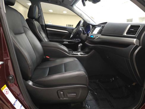 Used 2019 Toyota Highlander XLE AWD/4WD image 29