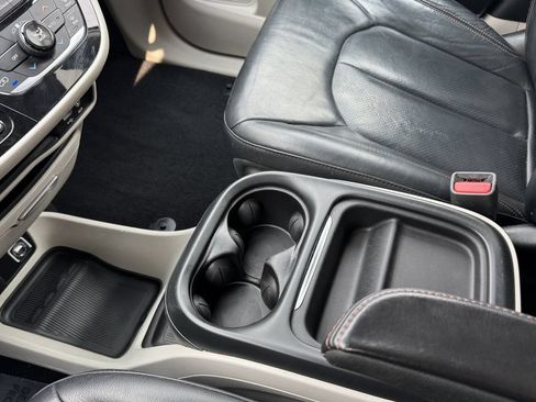Used 2018 Chrysler Pacifica Touring-L FWD image 23