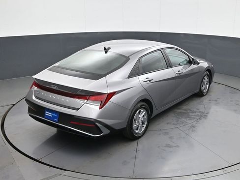 Certified 2024 Hyundai Elantra SE image 17