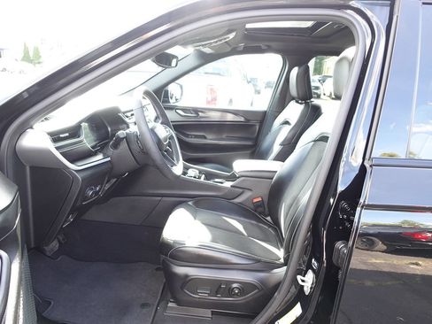 Used 2024 Jeep Grand Cherokee Altitude AWD/4WD image 17