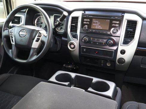 Used 2017 Nissan Titan SV image 11