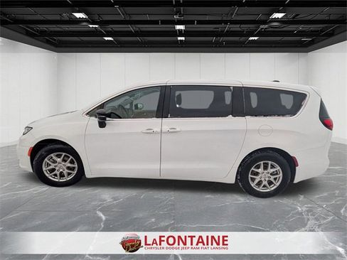 Used 2024 Chrysler Pacifica Touring-L image 2