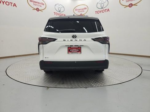 Used 2026 Toyota Sienna LE FWD image 7