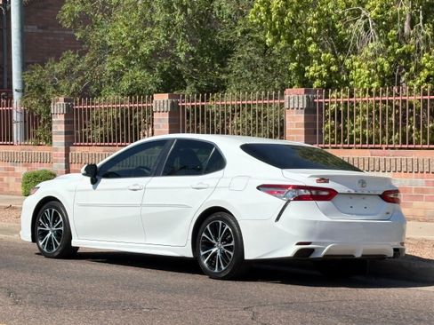 Used 2018 Toyota Camry SE w/ Moonroof Package FWD image 4