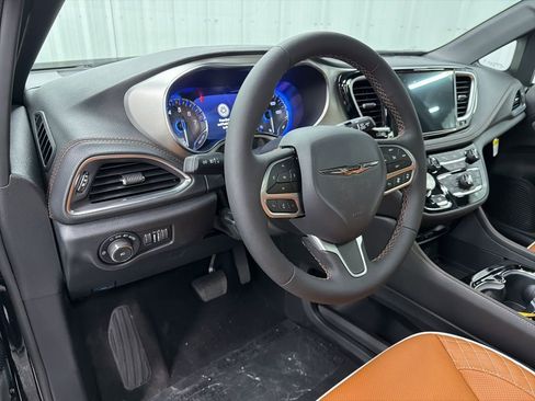 New 2026 Chrysler Pacifica Pinnacle w/ Trailer Tow Group image 17