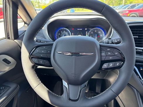 Used 2026 Chrysler Pacifica Limited w/ Uconnect Theater Family Group FWD image 29