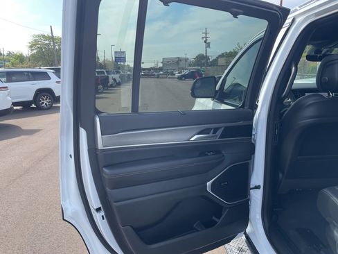 New 2025 Jeep Wagoneer 4WD w/ Convenience Group I image 13