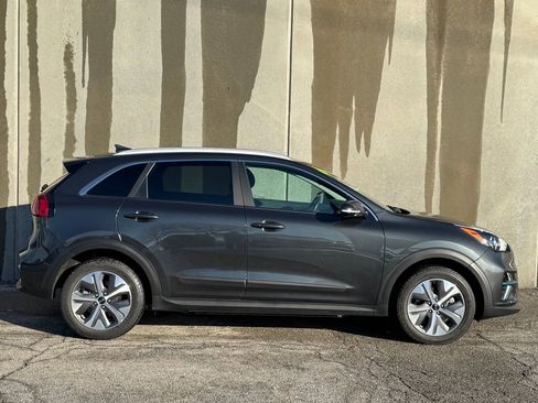 Used 2021 Kia Niro EX image 2