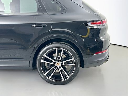 Certified 2025 Porsche Cayenne image 12