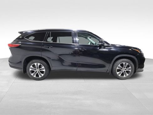 Used 2021 Toyota Highlander XLE AWD/4WD image 4