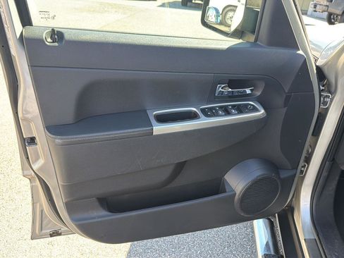 Used 2009 Jeep Liberty Limited w/ Premium Group II AWD/4WD image 15