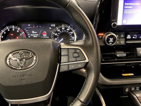 Used 2023 Toyota Highlander XLE image 12